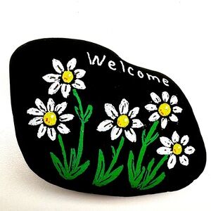 Hand painted WELCOME Rock with daisies